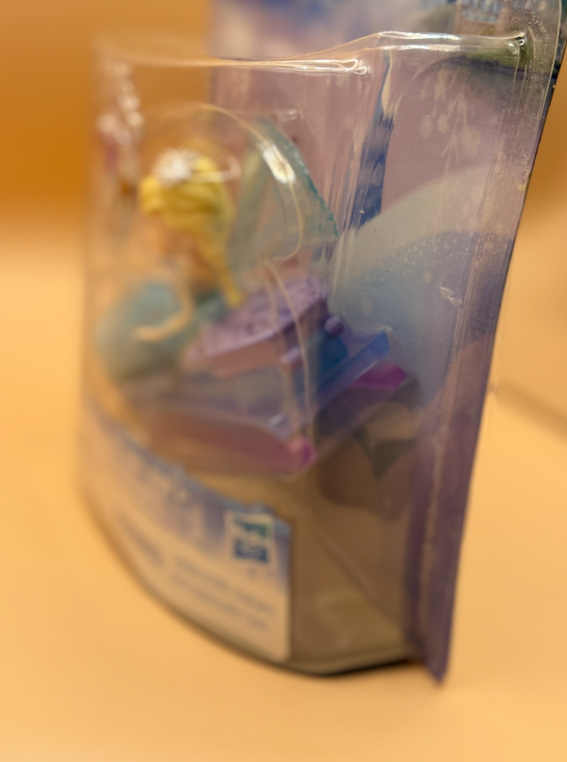 Frozen Little Kingdom Snowy Day Trip Playset – Elsa Figure with Accessories (Imperfect Packaging)